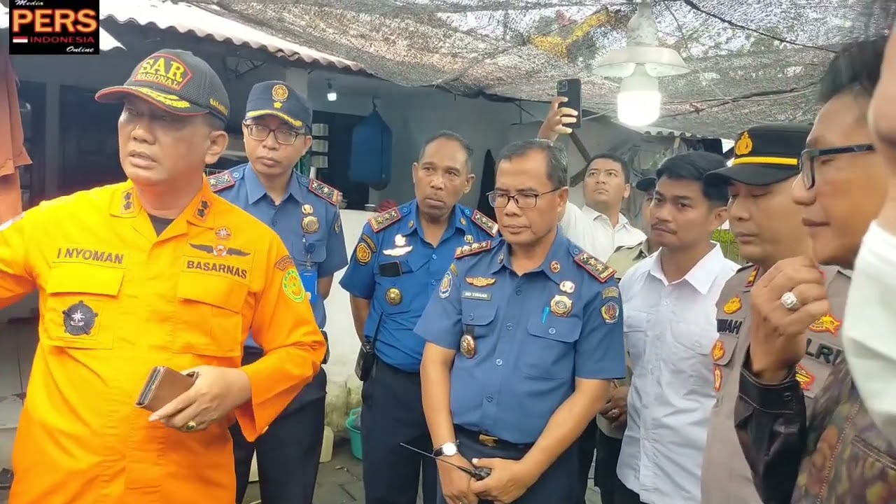 Proses evakuasi korban tanah longsor di wilayah Desa Ubung Kaja, Jl.Kendedes Denpasar Utara