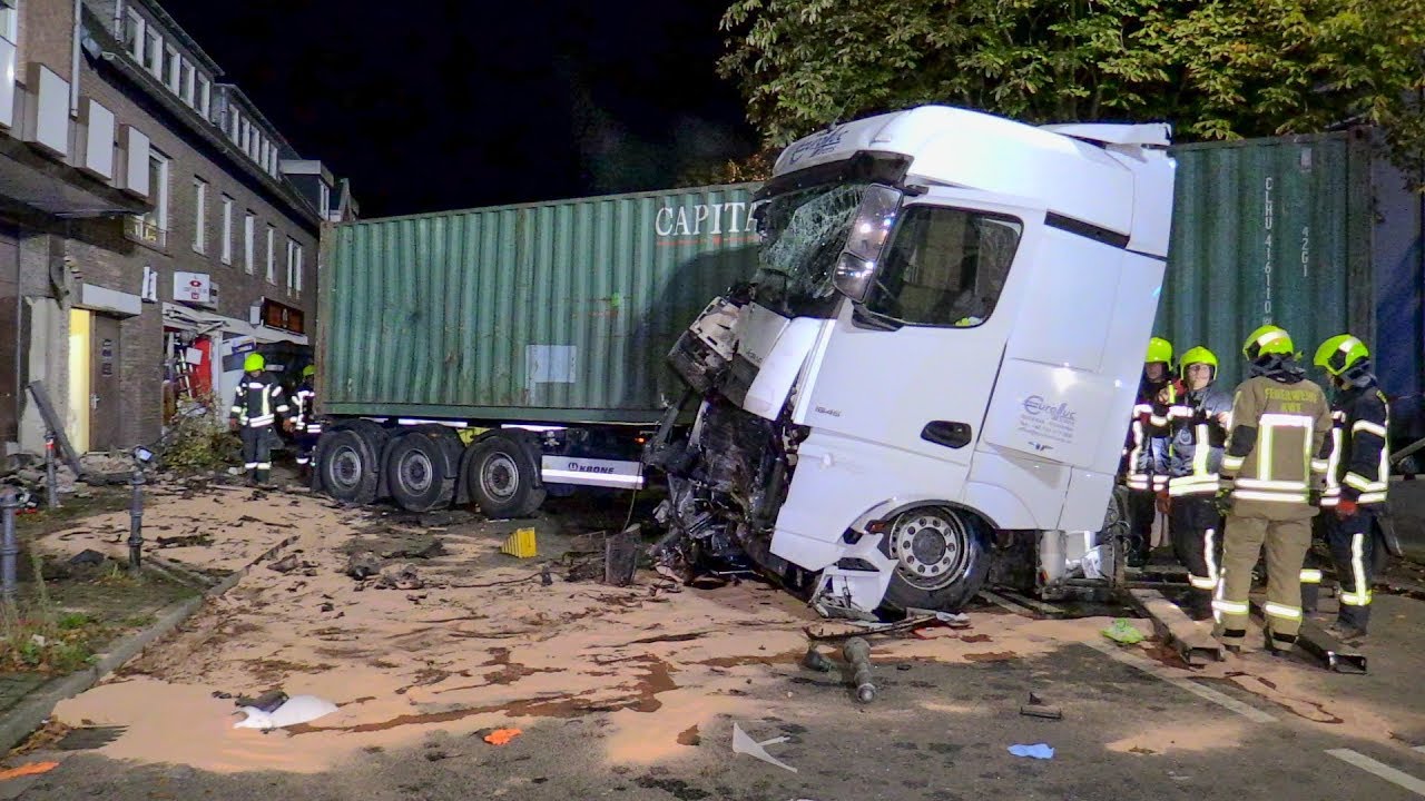 [LKW-UNFALL HINTERLÄSST EIN BILD DER ZERSTÖRUNG] - LKW krachte in geparkte Autos & Hauswand in Neuss