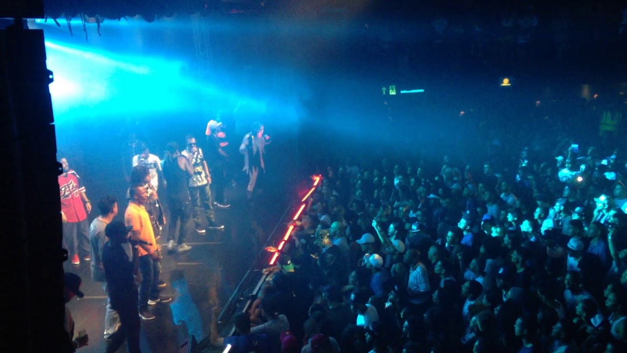 HELIAO RZO E ICE BLUE CANTANDO SABOTAGE NO SHOW DO RACINAIS.