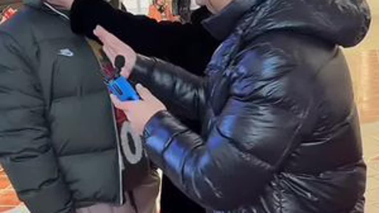 这家伙被撵跑了#娱乐互动豆妹#搞笑豆妹互动#太逗了哈哈哈#看一遍笑一遍