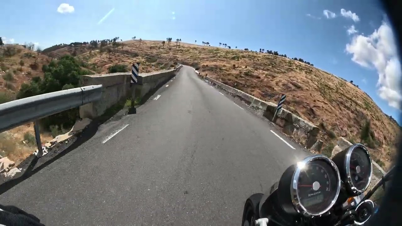 Puerto de Arrebatacapas con mi Royal Enfield Interceptor