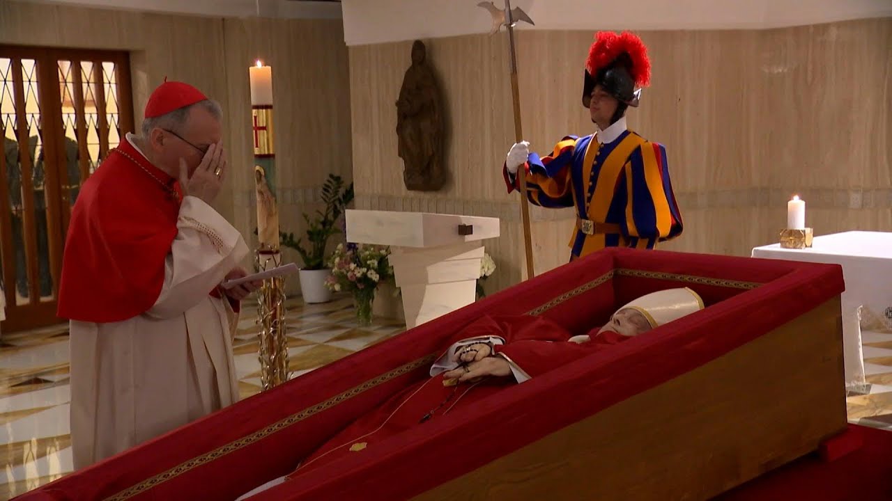 Vaticano divulga imagens do papa no caixão; funeral será no sábado | AFP