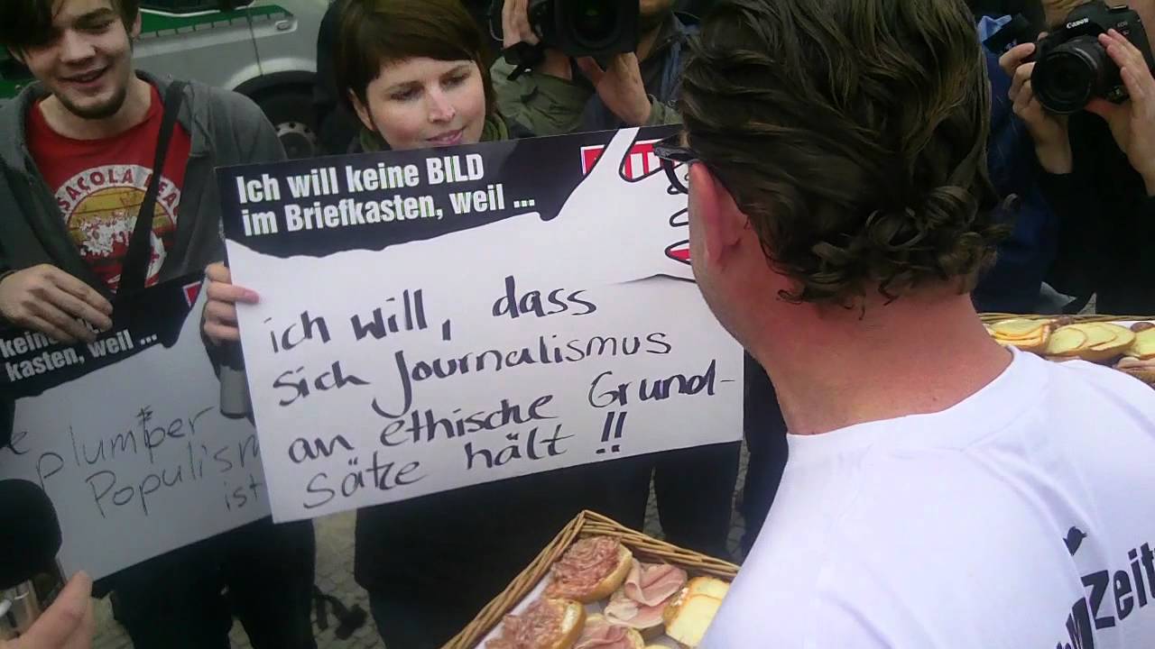 Kai Diekmann verteilt Br&ouml;tchen und taz