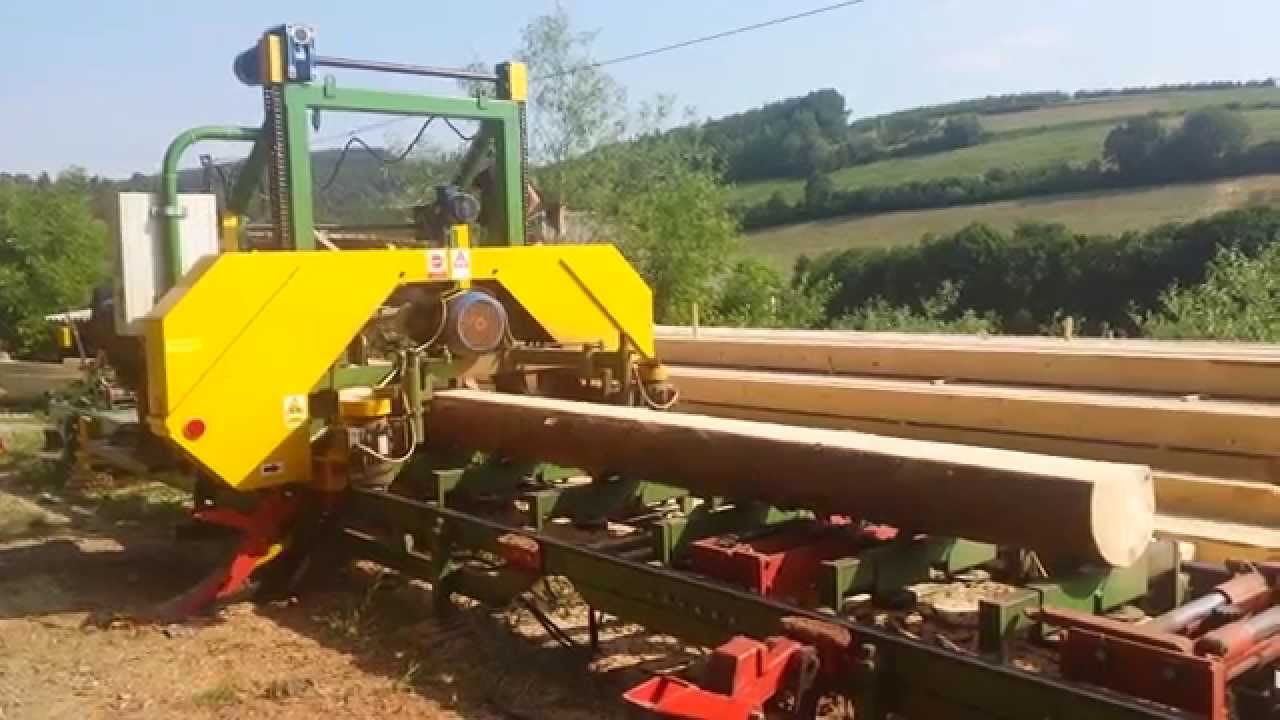 Kukuła - przecieranie drewna szeroko taśmowym trakiem hydraulicznym.