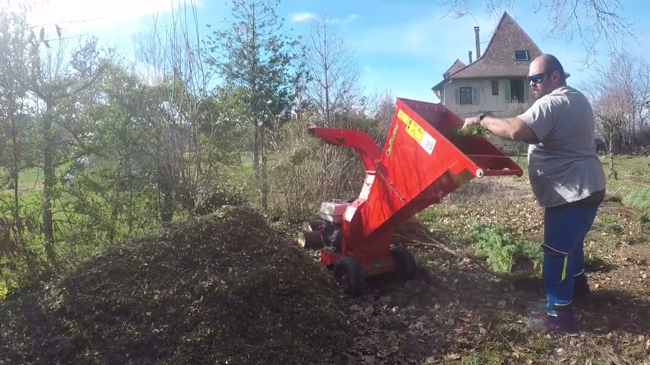 Broyeur DelMorino Scutum SCGX 390 : broyage de branches de genévrier