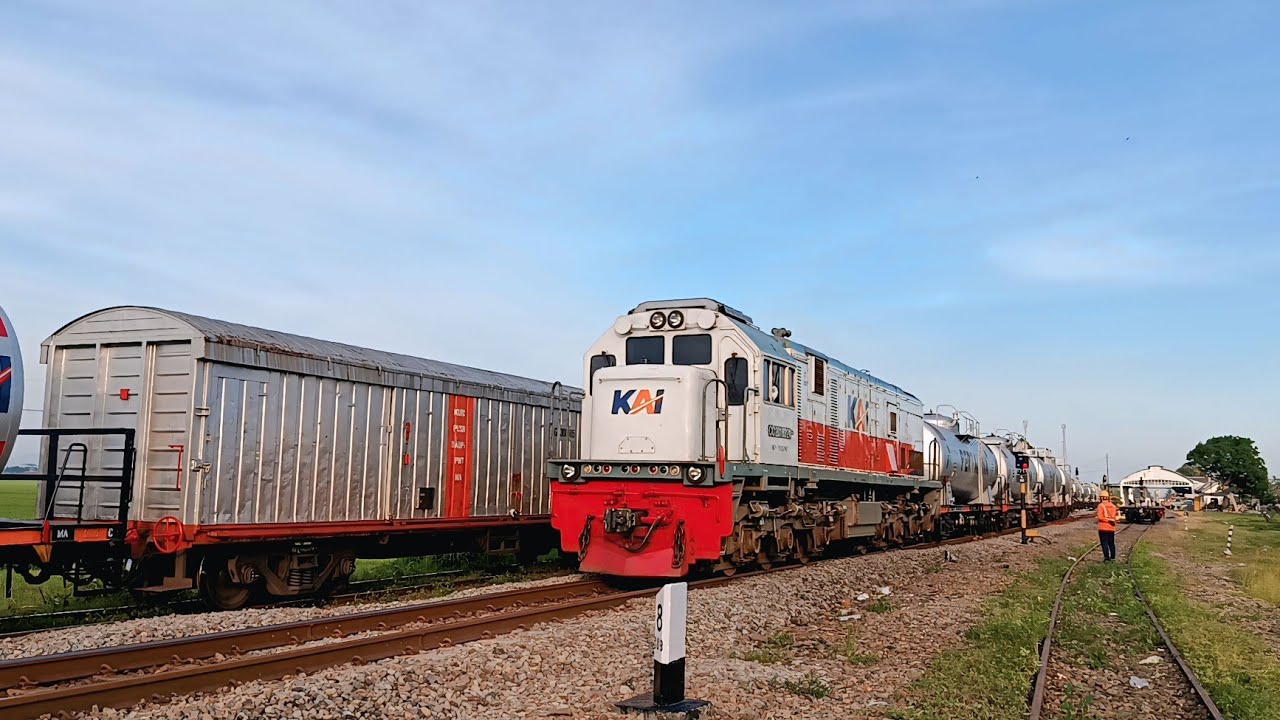 MELIHAT LANGSIRAN GERBONG TANGKI PERTAMINA DI SORE HARI STASIUN MAOS‼️DAPAT KLB KERIS DI PURWOKERTO