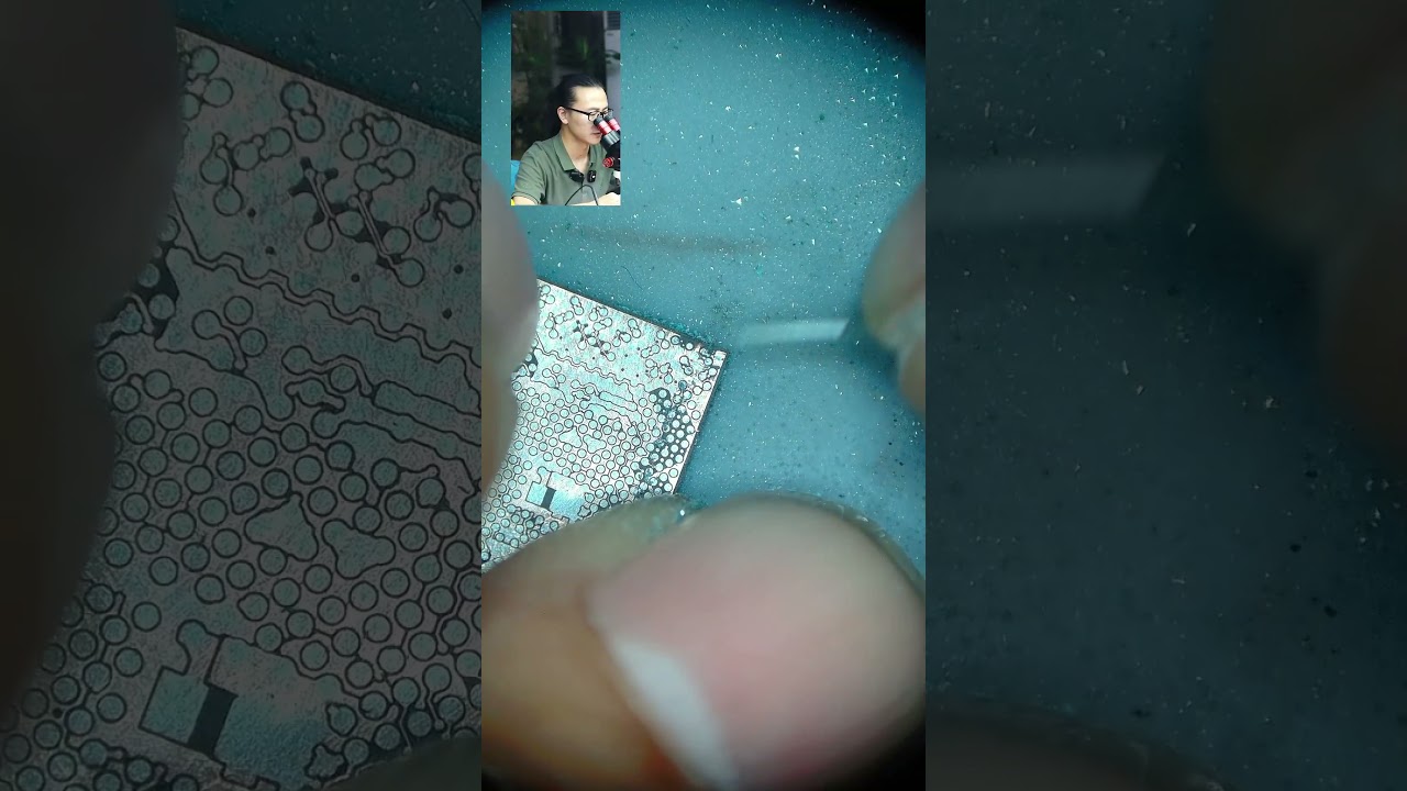 Paint peeling on Snapdragon 7 Gen 1 CPU; green solder mask used for touch-up.