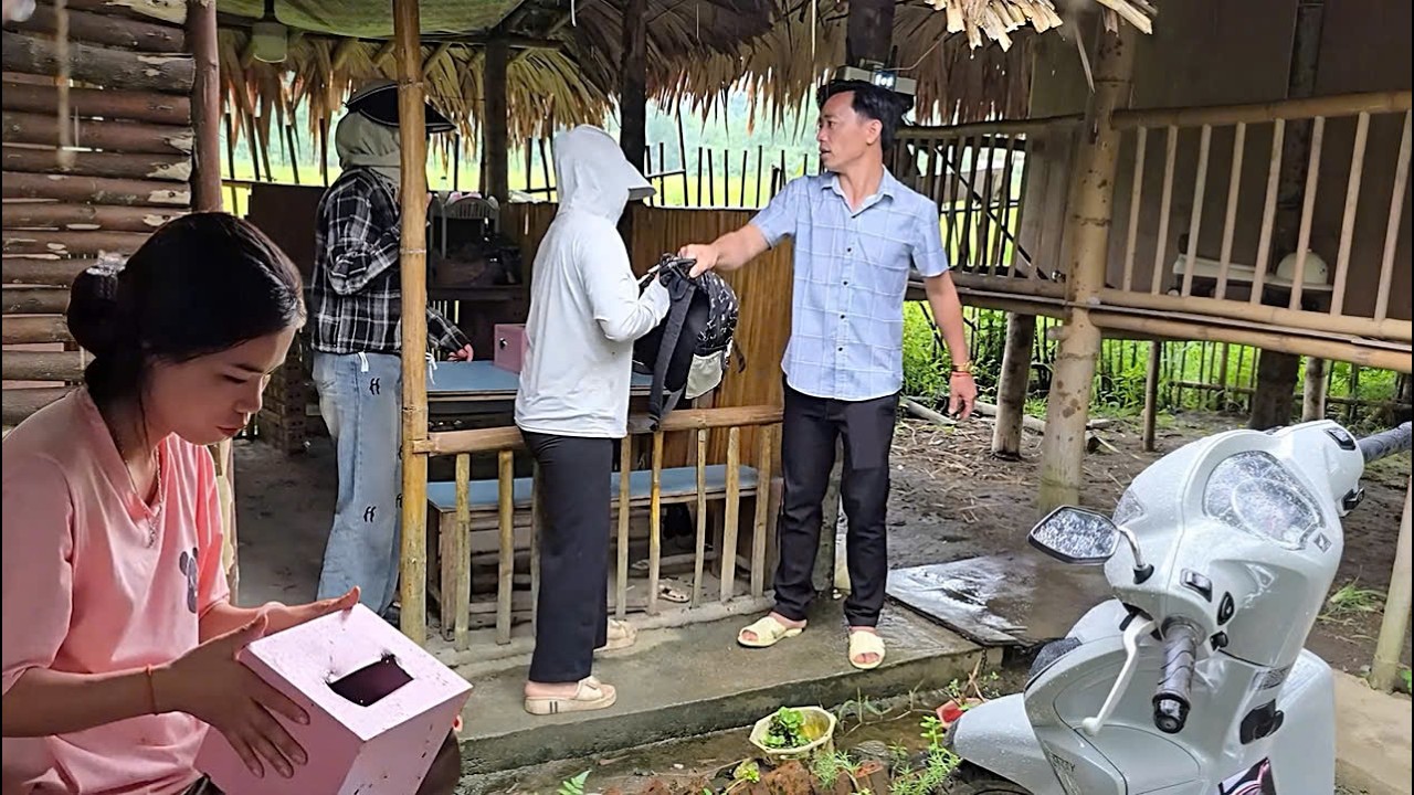 Bao finds his safe, and Sinh's mother appears with her luggage to demand the money.