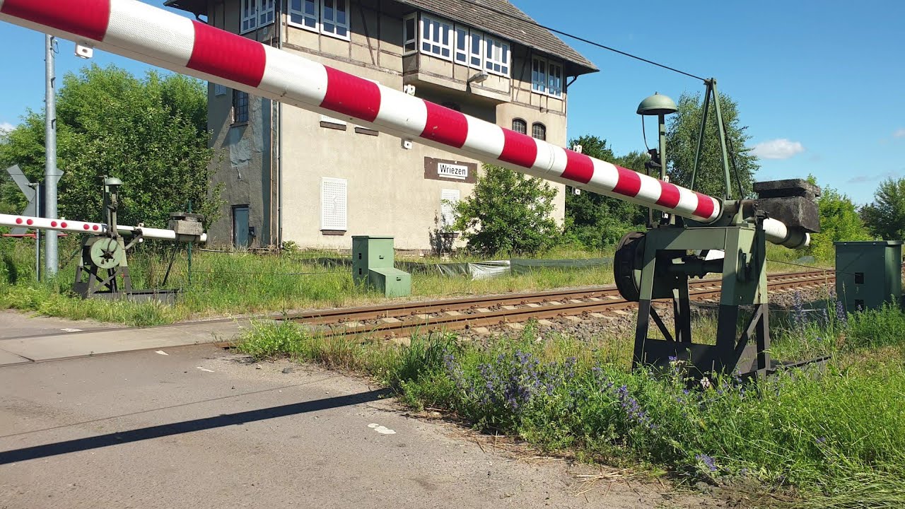 Läutewerk der mechanischen Schranken während des Schließens im Bahnhof Wriezen