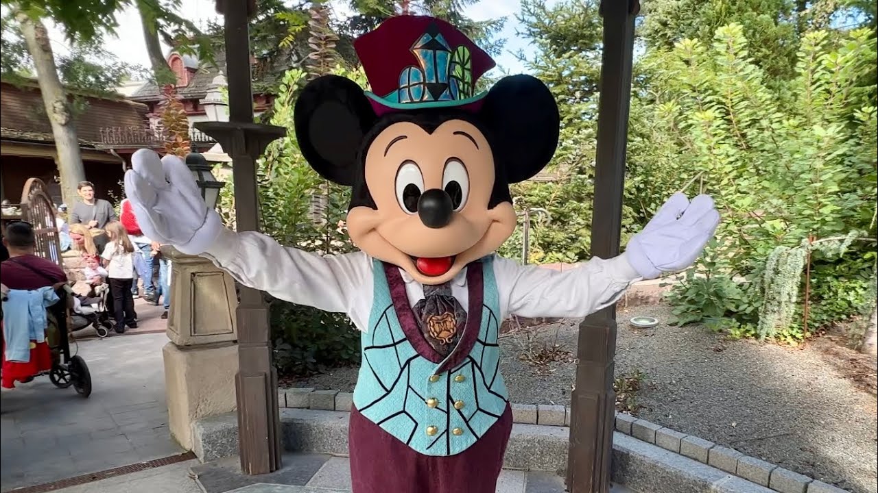 Phantom Manor Mickey Mouse Learns a Magic Card Trick at Disneyland Paris - Meet and Greet