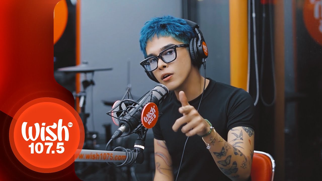 Arthur Miguel performs 