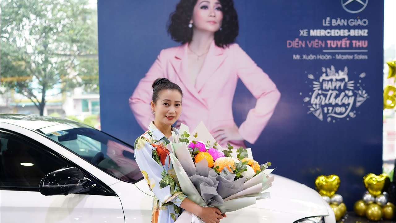 NSUT Tuyết Thu  mua xe Mercedes E300 mừng tuổi mới hạnh phúc viên mãn bên chồng con