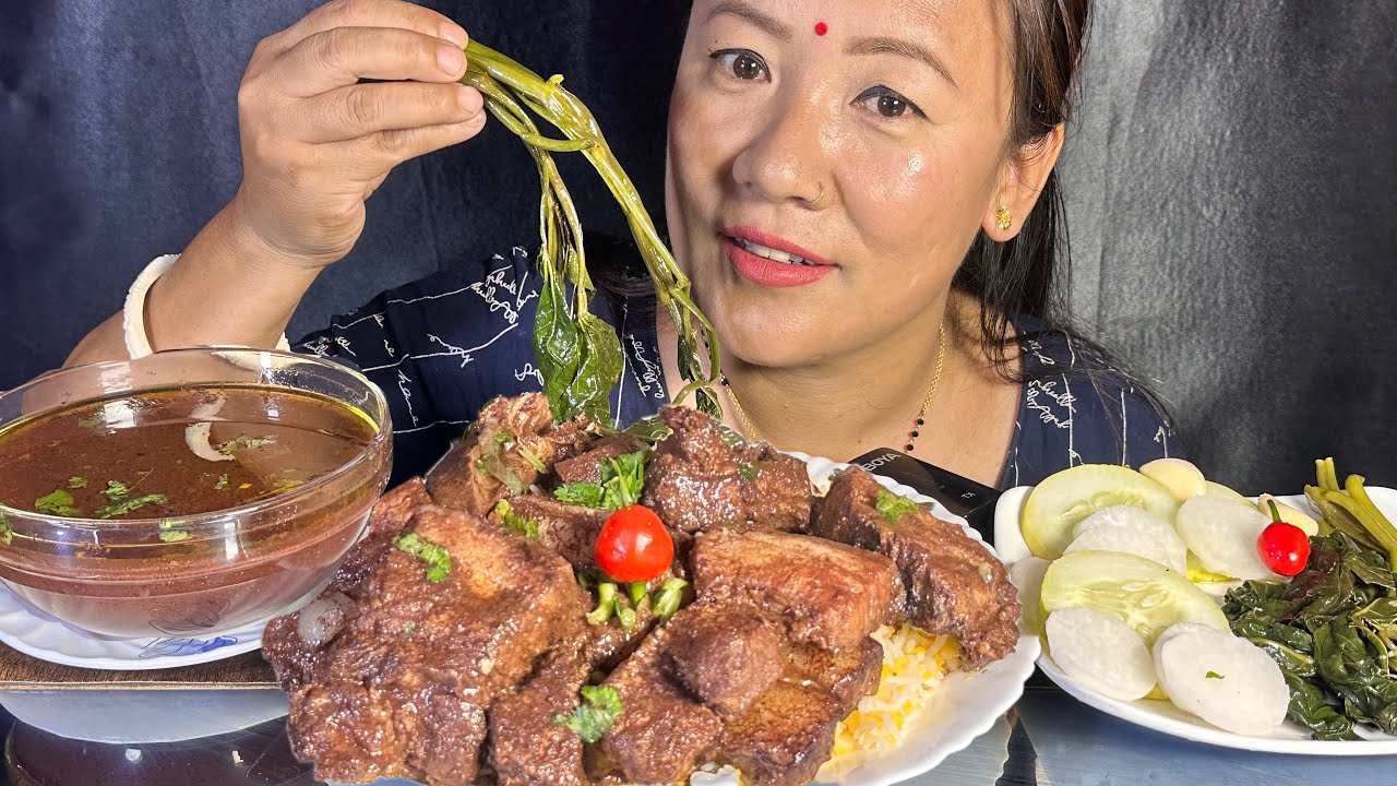 रक्ती हालेकाे सुगुरकाे मासु , साग र खाना || EATING SPICY PORK MEAT , CHILLI || Rubi Rai Mukbang