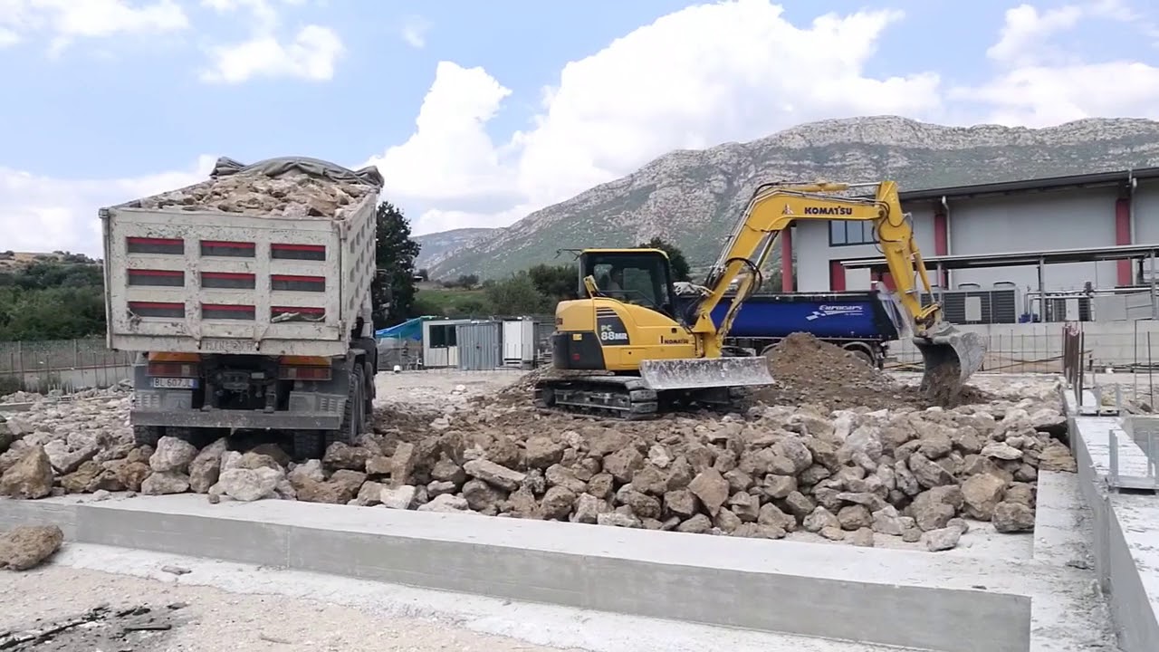 KOMATSU PC 88MR AL LAVORO