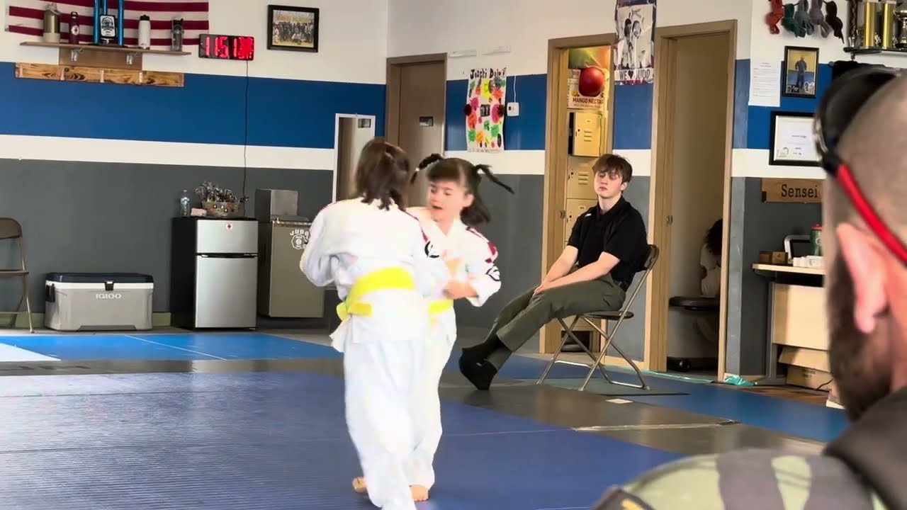 Sister Judo Showdown Turns Wild! Amelia (7) Defeats Jeslyn (6) with O-goshi (大腰)｜姊妹柔道對決竟變自相殘殺？！