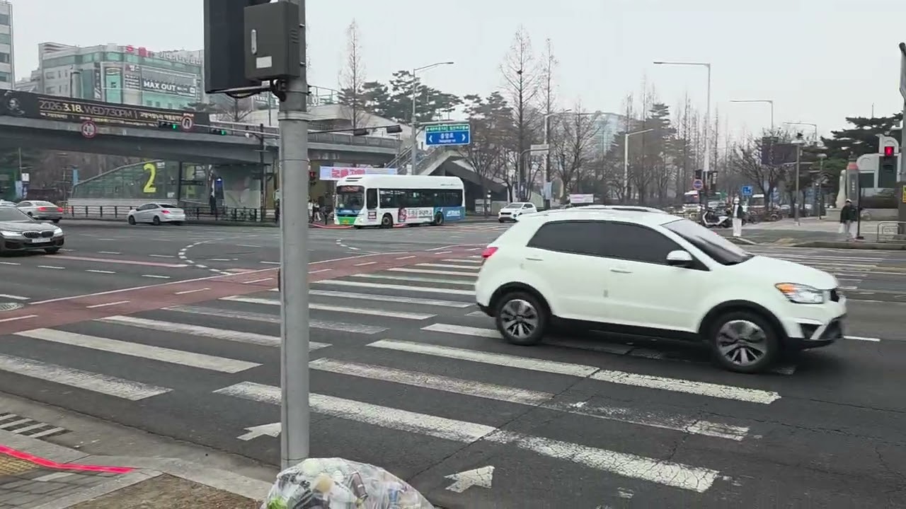 정발산역 롯데 백화점 앞 삼거리 교통흐름.