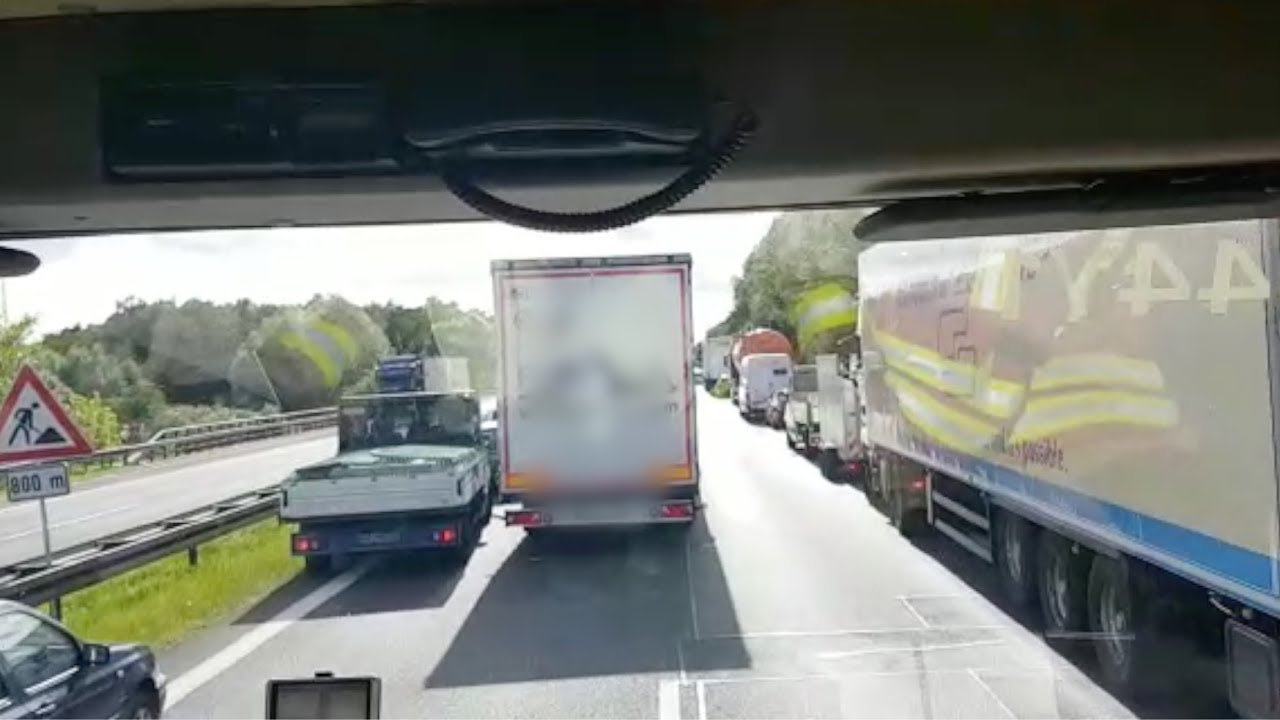 Unfall auf der A10: Lastwagen versperrt Helfern die Rettungsgasse!