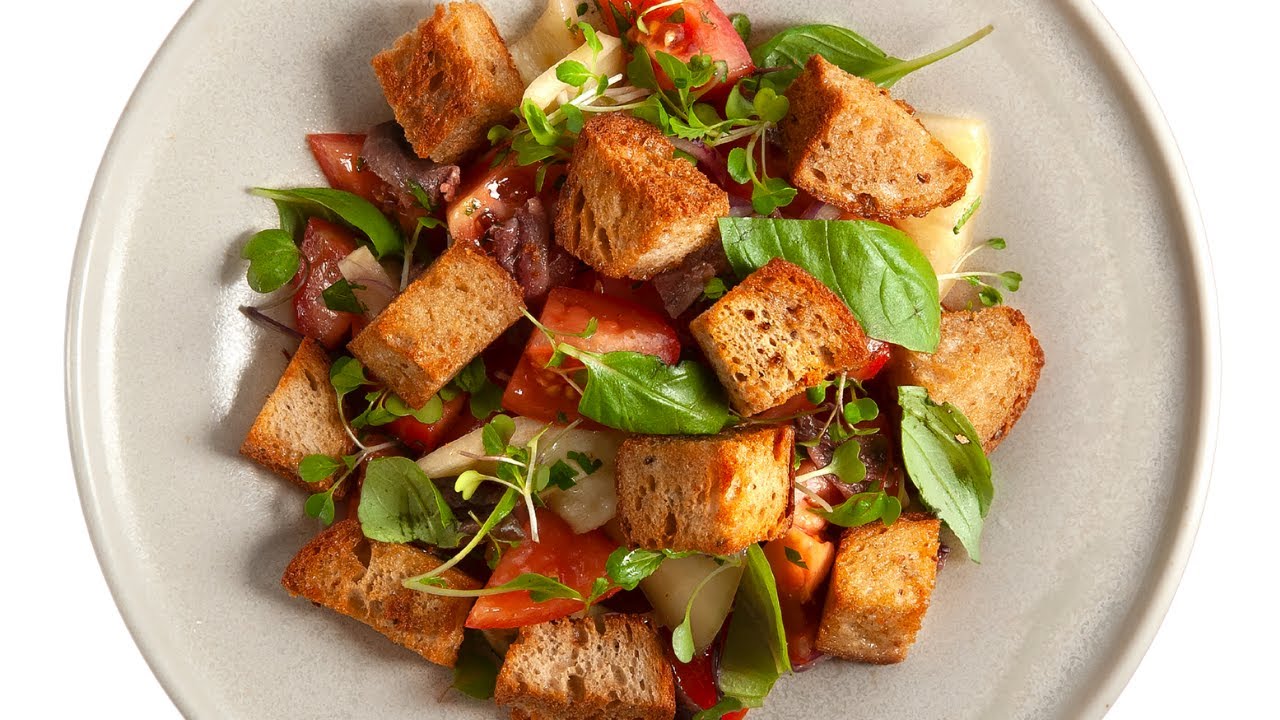 Gurmánské vaření beze zbytku: Rajčatový salát Panzanella s ančovičkami a chlebovými krutony