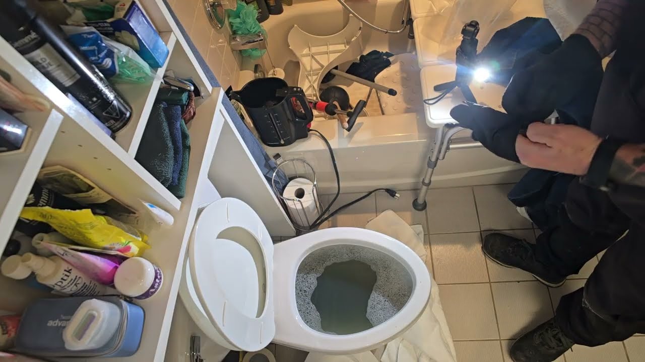 Этот унитаз постоянно засорялся… пока мы не нашли настоящую причину проблемы.