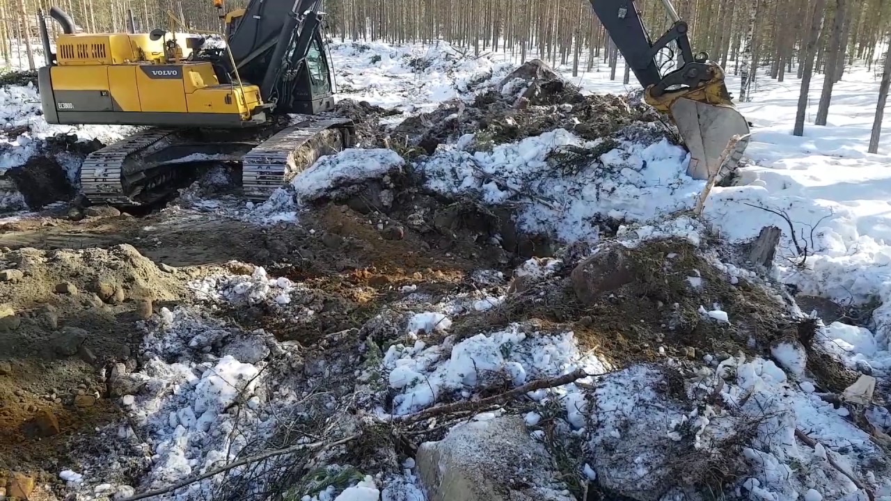 Vinterbrytning av skogsbilväg (New construction of logging road)