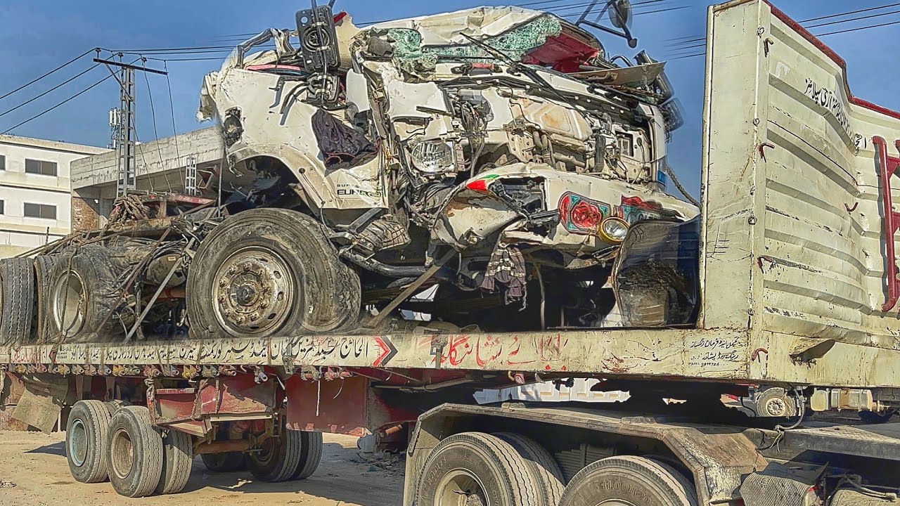 Japanese Truck Dangerous Accident Cabin and Chassis Overalls Broken, Fully Truck Damage Restoration