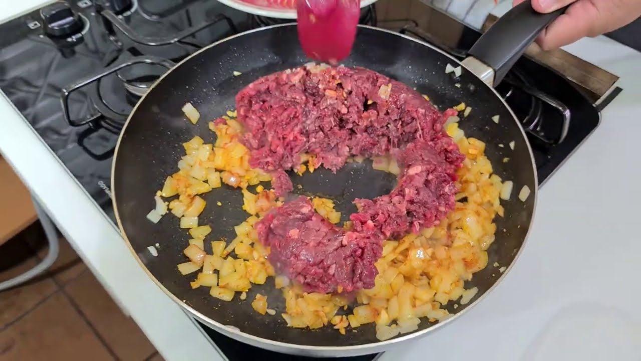 4 batatas e uma  cebola e seu almoço pronto