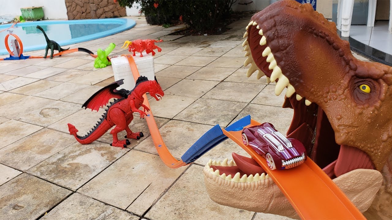 A PISTA HOT WHEELS GIGANTE COM ANIMAIS FEROZES DEVORADORES DE CARRINHOS!