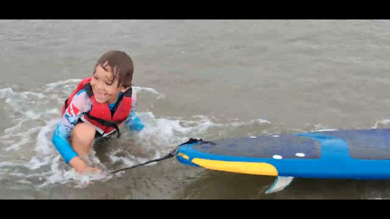 MENINO DE 6 ANOS  Surfando as águas de BERTIOGA Praia Litoral Norte de SÃO PAULO. 
