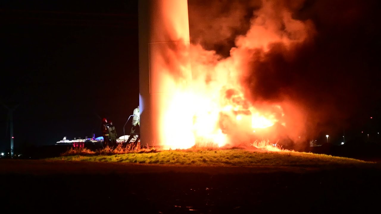 Elektriciteitskast windturbine aan de Oostpolderweg in Spijk gaat in vlammen op