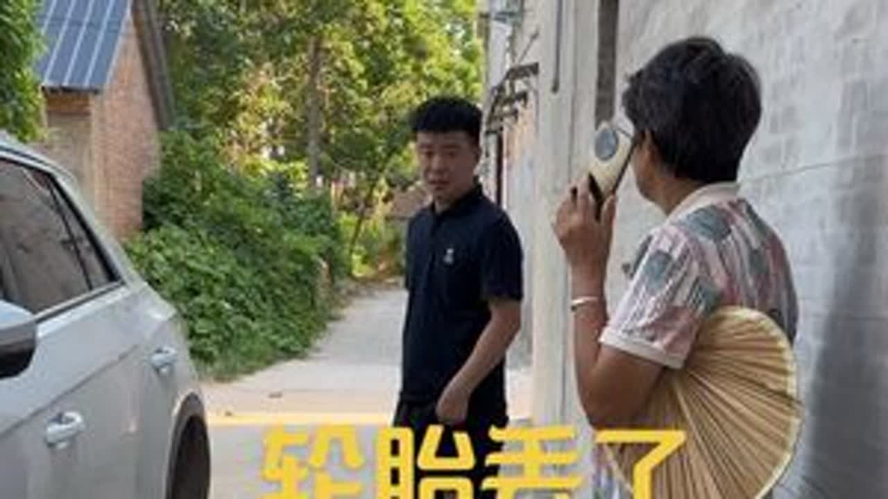 高旗车轱辘无缘无故的丢了，急的俩个人圆圈转找不到，结果出乎意料#vlog日常 #万万没想到 #结果出乎意料
