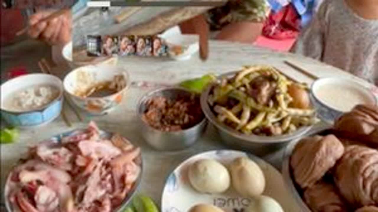 今天他脱玉米，我就有时间拍视频了，但是没敢照他，但是今天他也算有改变吧#记录回忆 #这算进步吗？