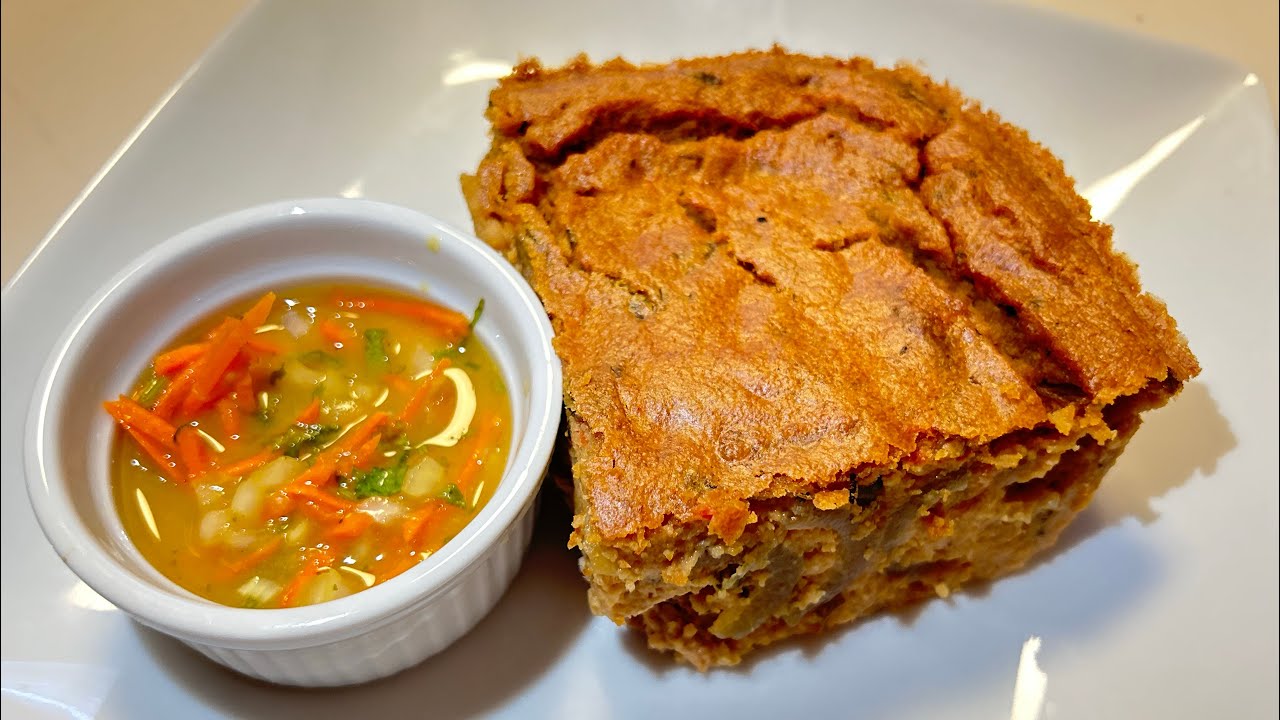 Majada de plátano verde con cuerito de chancho (Torta de plátano con cuero de chancho)