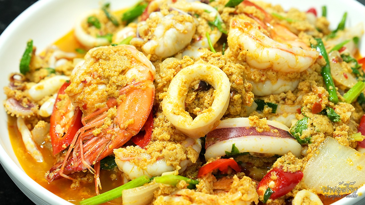 ทะเลผัดผงกะหรี่​ กุ้งหมึกเนื้อเด้ง​ ผัดให้น้ำข้นเยิ้ม - Stir Fried Seafood with Curry Powder
