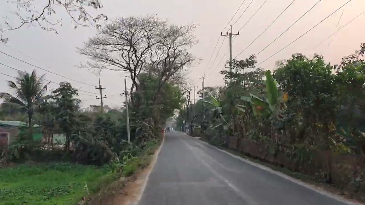 নরসিংদীর পলাশ উপজেলার এই রাস্তা ও রাস্তার পাশের চমৎকার প্রাকৃতিক পরিবেশ যে কাউকেই মুগ্ধ করবে।