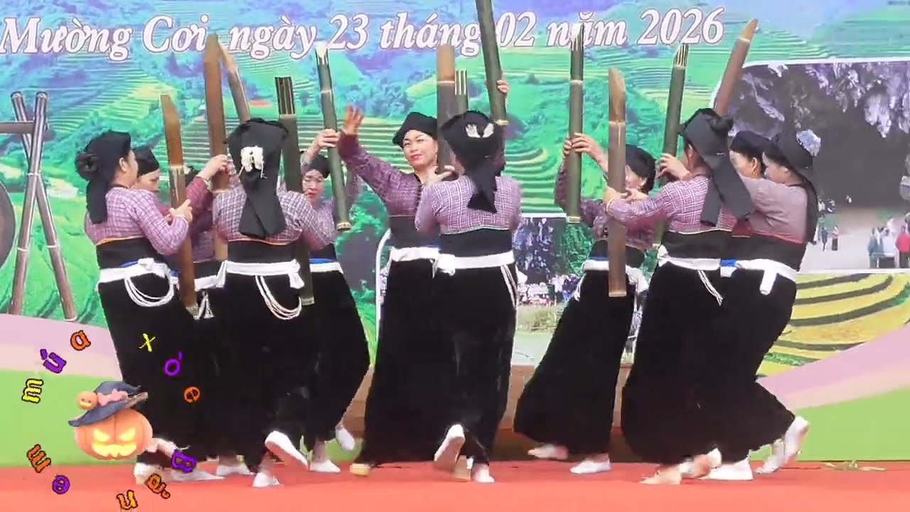 Mường Thải múa góp vui Lễ hội khai hạ tại hang vàng bản Mỏ Mường Cơi 
