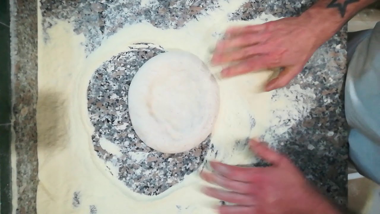 Come stendere una pizza con cornicione