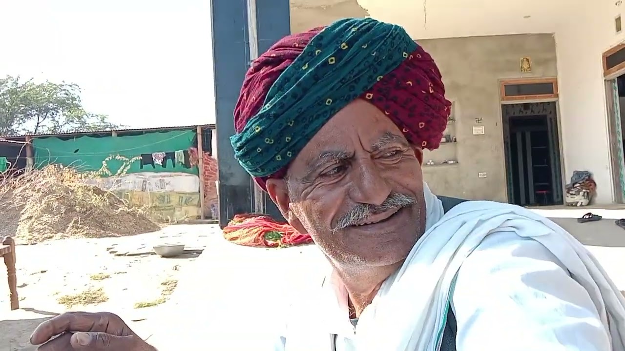मथुरा लाल जी बजाड़ के निज आवास पर रामफूल जी बागड़ी द्वारा राम चर्चा का आनंद लेते हुए।