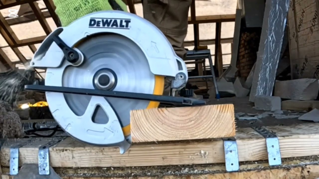 DeWalt circular saw unboxing and testing on site 