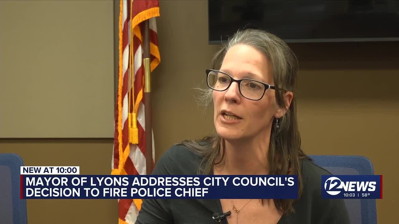Мэр Лиона комментирует решение городского совета об увольнении начальника полиции.