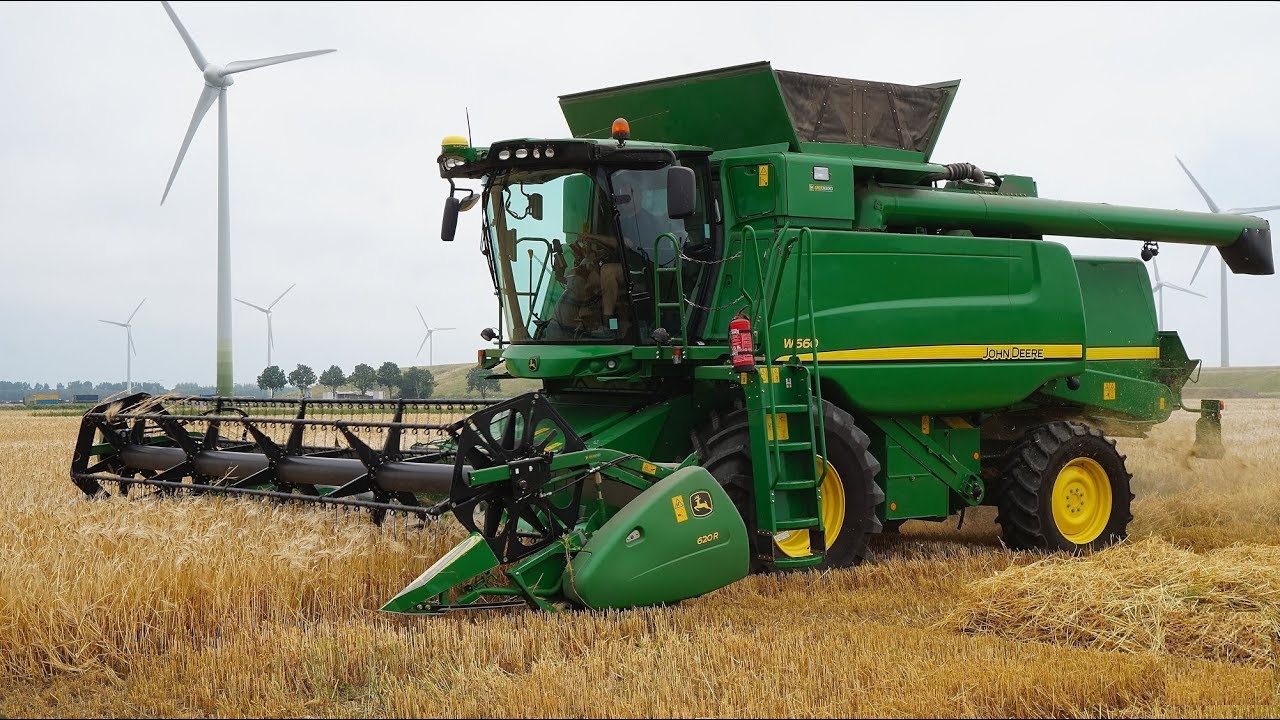 Wintergerst oogst met John Deere W660. Mts. Bos Wagenborgen.