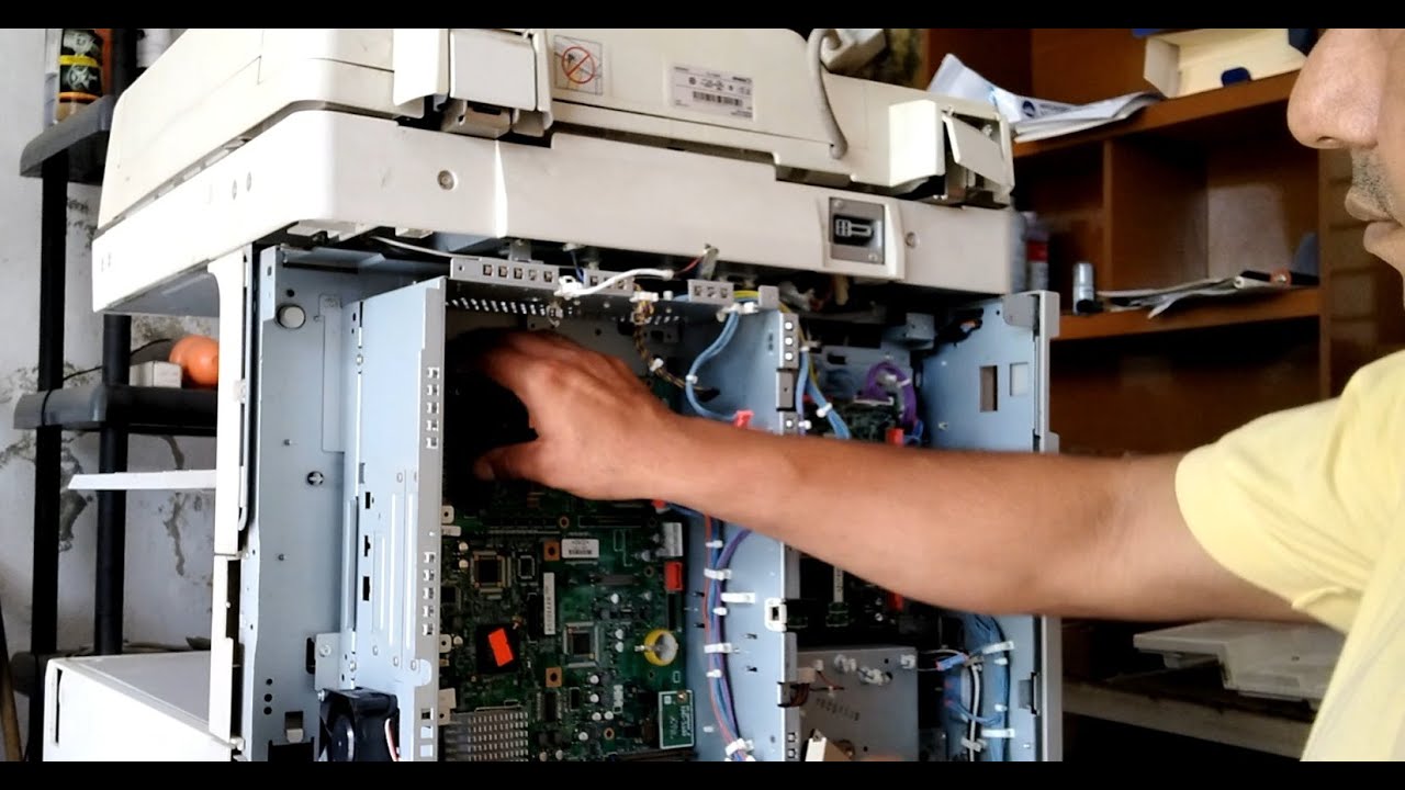 Copiadora Canon Ir3235  No enciende, pasos a seguir para cambiar tarjeta.