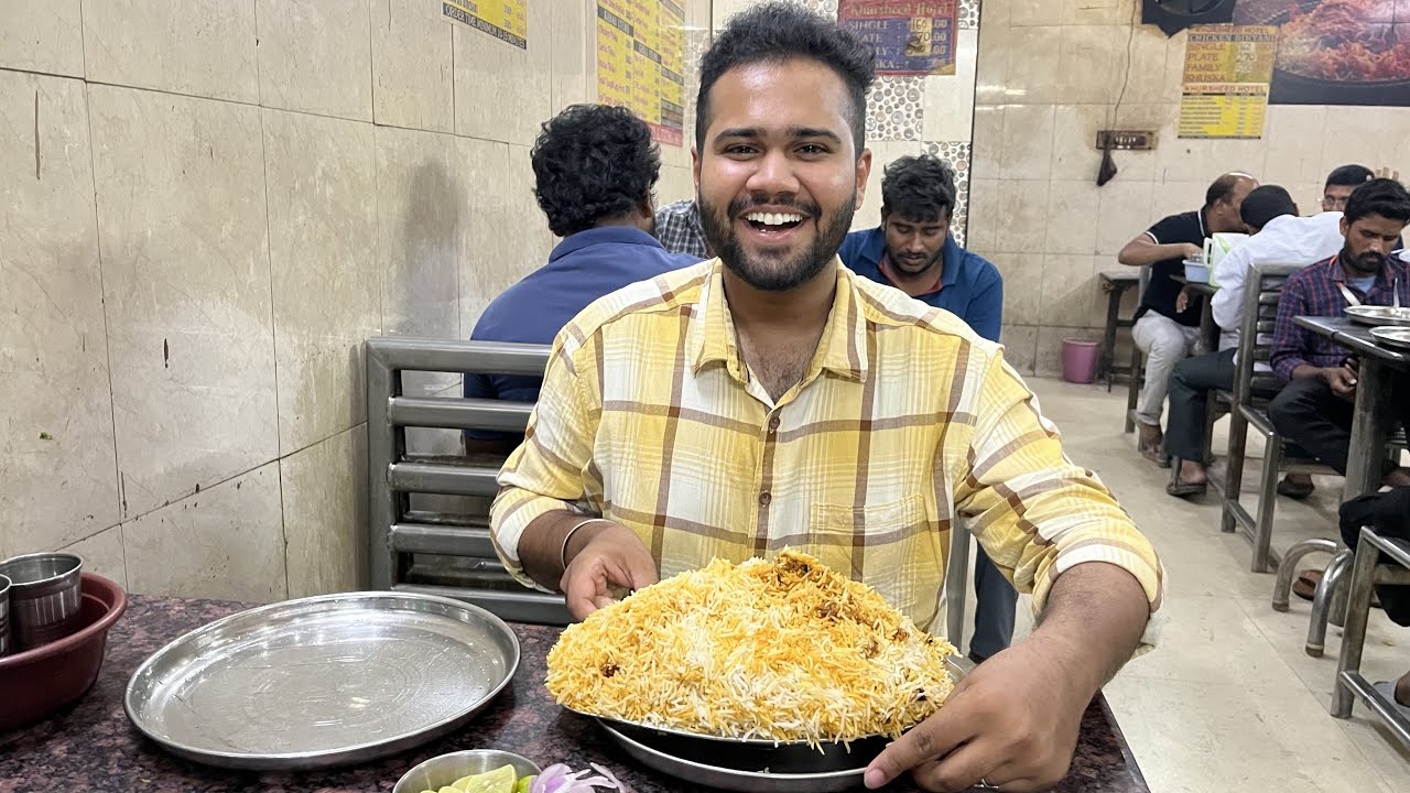 Warangal lo Famous Biryani Place 😂🙏🏻| Khursheed Hotel, Warangal | Nom Nom Foodie #76