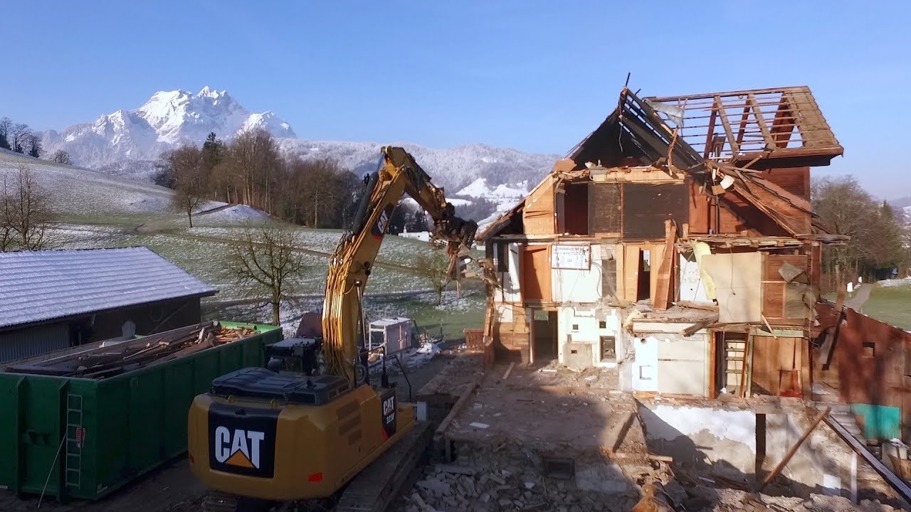 Abbruch von altem Bauernhaus in Horw ( Pilatusblick )