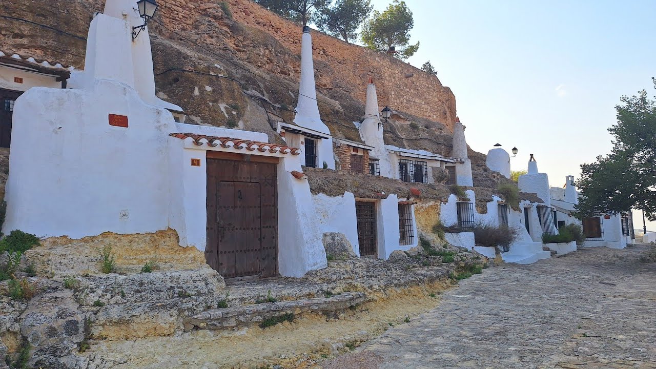 Las casas cueva de Chinchilla de Monte- Aragón, bien restauradas y habitadas.(Albacete)