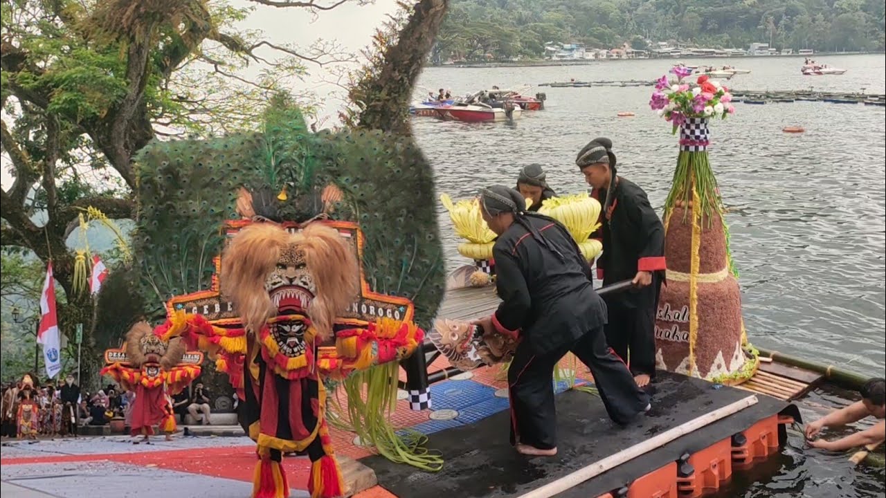 MERINDING❗REOG PONOROGO TERBESAR IRINGI LARUNGAN SESAJI GEGERKAN TELAGA NGEBEL 2025