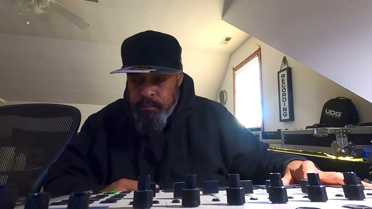 ISLA INSTRUMENTS S2400 12bit sampling drum machine (demo 212)