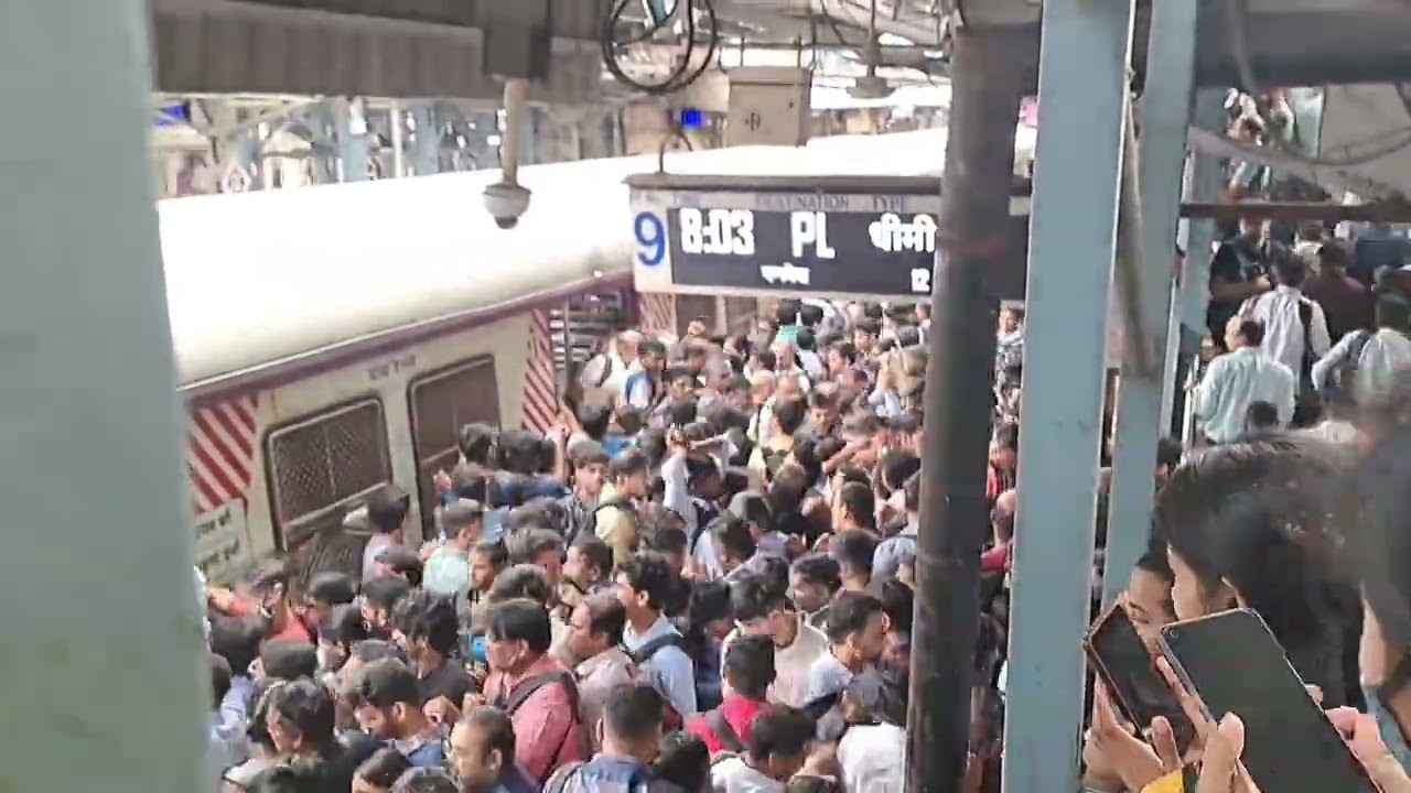 Peak Crowd Mumbai Local | Central Railway | Thane Railway Station | Stampede | Spirit of Mumbai | 