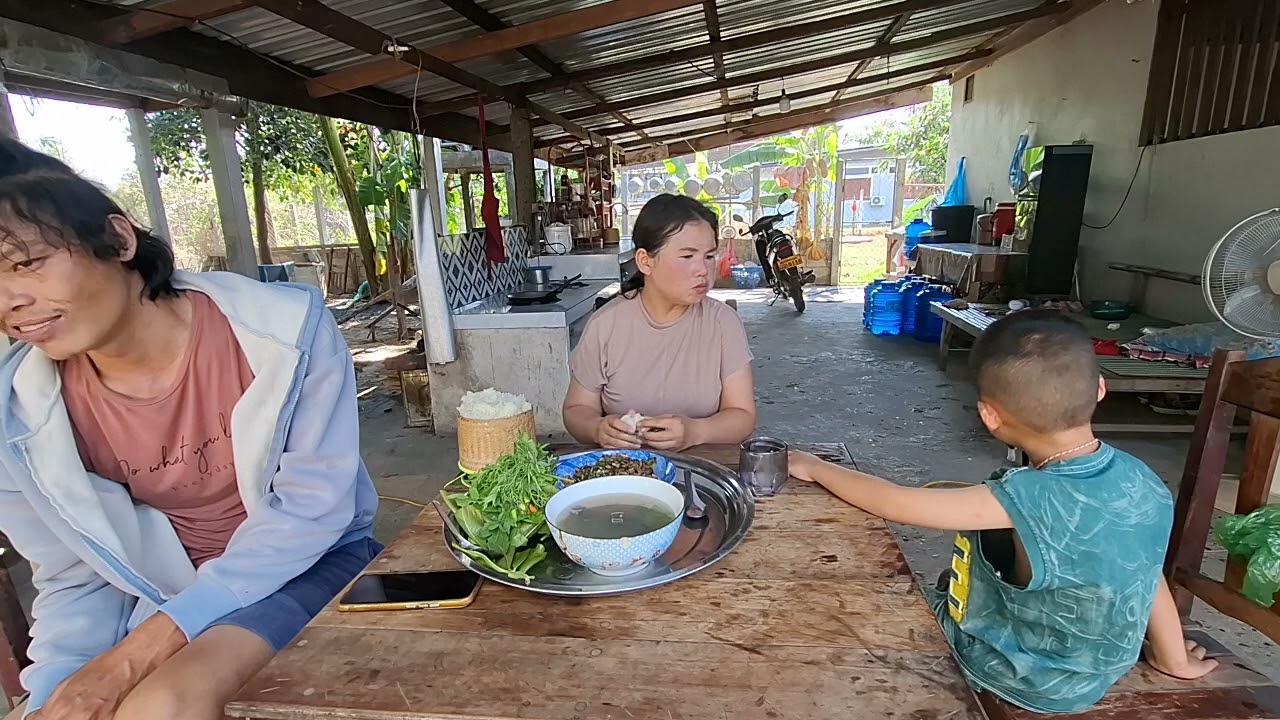 กินข้าวเที่ยงกันจ๊ะทุกคนกับลาบเนื้อแซ่บๆ