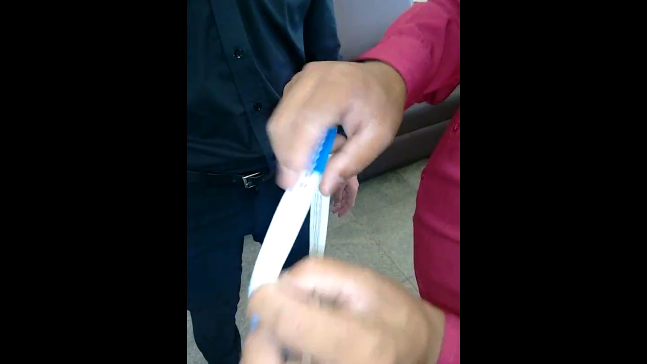 Tirando medidas de terno.