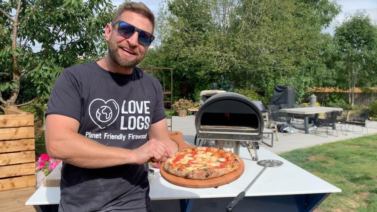 Cooking Neapolitan Margherita in the Gozney Roccbox